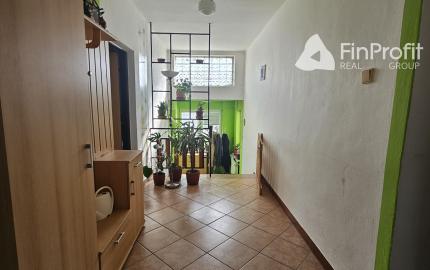 Priestranný rodinný dom s potenciálom dvojgeneračného bývania – Sokolovce pri Piešťanoch