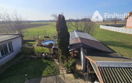 Priestranný rodinný dom s potenciálom dvojgeneračného bývania – Sokolovce pri Piešťanoch