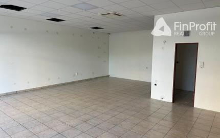 Obchodný priestor so sprchou a soc. zázemím na prenájom – 82,85 m², Kazanská ul.