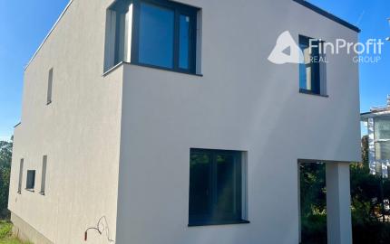 Moderný dom pod lesom Nitrianske Hrnčiarovce-SKOLAUDOVANÉ