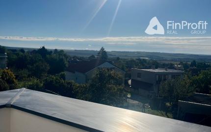 Moderný dom pod lesom Nitrianske Hrnčiarovce-SKOLAUDOVANÉ