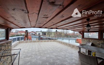 Na predaj veľký polyfunkčný obchodný priestor s rodinným dom a bytovými jednotkami v centre mesta - generujúci zisk