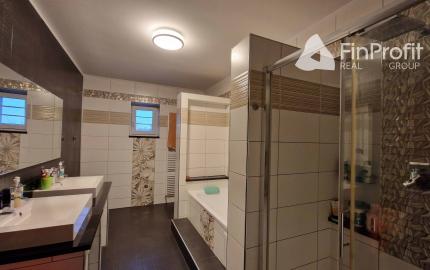 Na predaj veľký polyfunkčný obchodný priestor s rodinným dom a bytovými jednotkami v centre mesta - generujúci zisk