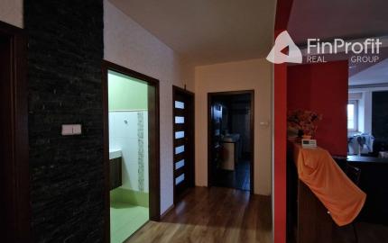 Na predaj veľký polyfunkčný obchodný priestor s rodinným dom a bytovými jednotkami v centre mesta - generujúci zisk