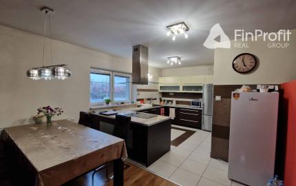 Na predaj veľký polyfunkčný obchodný priestor s rodinným dom a bytovými jednotkami v centre mesta - generujúci zisk