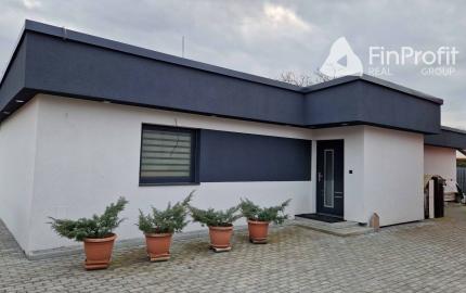 Na predaj veľký polyfunkčný obchodný priestor s rodinným dom a bytovými jednotkami v centre mesta - generujúci zisk