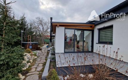 Na predaj veľký polyfunkčný obchodný priestor s rodinným dom a bytovými jednotkami v centre mesta - generujúci zisk