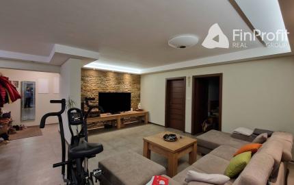 Na predaj veľký polyfunkčný obchodný priestor s rodinným dom a bytovými jednotkami v centre mesta - generujúci zisk