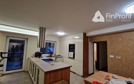 Na predaj veľký polyfunkčný obchodný priestor s rodinným dom a bytovými jednotkami v centre mesta - generujúci zisk