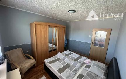 Exkluzívne na predaj priestranný 4-izbový byt s garážou a parkovacím miestom v tichej a príjemnej lokalite Topoľčany - Velušovce za super cenu