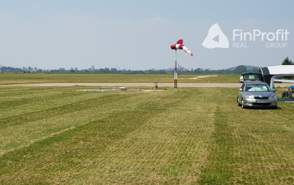 Predám pozemok na nitrianskom letisku v Janíkovciach.