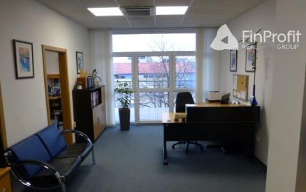 Zrekonštruované kancelárie na prenájom. Možnosť prenájmu skladu - od 11 m2, Slovnaftská ul.