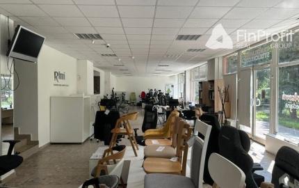 Na prenájom zrekonštruovaný obchodný priestor 342 m2. Možnosť rozdelenia na dve menšie prevádzky (222 m2 a 120 m2).