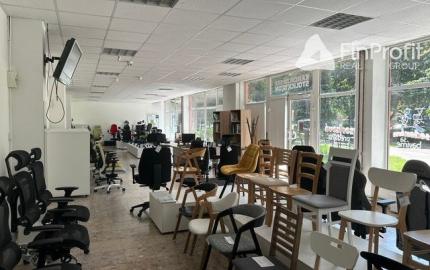 Na prenájom zrekonštruovaný obchodný priestor 342 m2. Možnosť rozdelenia na dve menšie prevádzky (222 m2 a 120 m2).