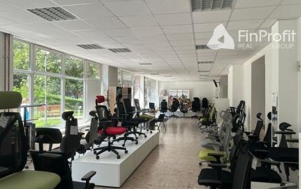 Na prenájom zrekonštruovaný obchodný priestor 342 m2. Možnosť rozdelenia na dve menšie prevádzky (222 m2 a 120 m2).