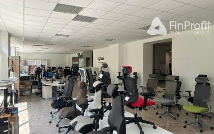 Na prenájom zrekonštruovaný obchodný priestor 342 m2. Možnosť rozdelenia na dve menšie prevádzky (222 m2 a 120 m2).