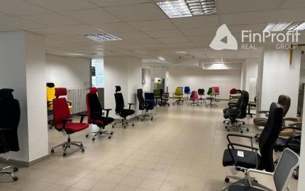 Na prenájom zrekonštruovaný obchodný priestor 342 m2. Možnosť rozdelenia na dve menšie prevádzky (222 m2 a 120 m2).