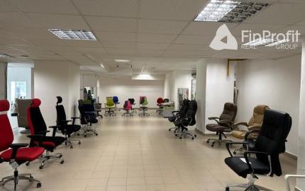 Na prenájom zrekonštruovaný obchodný priestor 342 m2. Možnosť rozdelenia na dve menšie prevádzky (222 m2 a 120 m2).