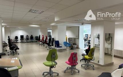 Na prenájom zrekonštruovaný obchodný priestor 342 m2. Možnosť rozdelenia na dve menšie prevádzky (222 m2 a 120 m2).