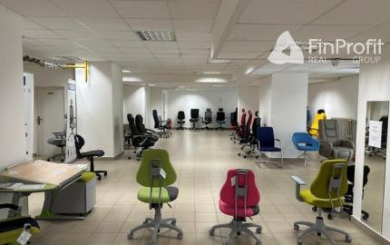 Na prenájom zrekonštruovaný obchodný priestor 342 m2. Možnosť rozdelenia na dve menšie prevádzky (222 m2 a 120 m2).