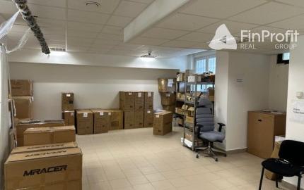 Na prenájom zrekonštruovaný obchodný priestor 342 m2. Možnosť rozdelenia na dve menšie prevádzky (222 m2 a 120 m2).