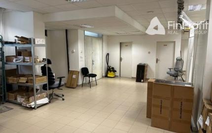 Na prenájom zrekonštruovaný obchodný priestor 342 m2. Možnosť rozdelenia na dve menšie prevádzky (222 m2 a 120 m2).