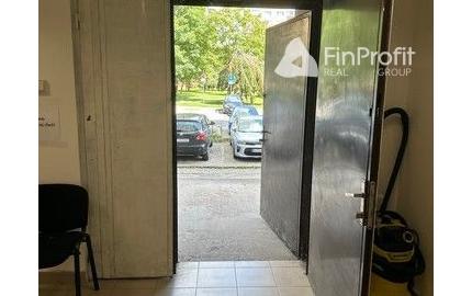 Na prenájom zrekonštruovaný obchodný priestor 342 m2. Možnosť rozdelenia na dve menšie prevádzky (222 m2 a 120 m2).