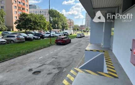 Na prenájom zrekonštruovaný obchodný priestor 342 m2. Možnosť rozdelenia na dve menšie prevádzky (222 m2 a 120 m2).