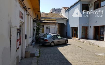 Predám komerčnú budovu komplet prenajatú v centre Nitry.