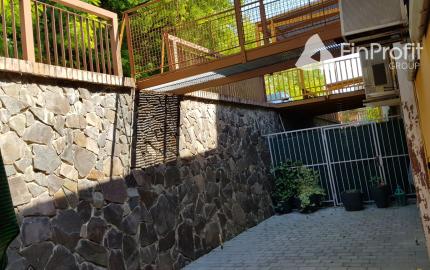 Predám komerčnú budovu komplet prenajatú v centre Nitry.