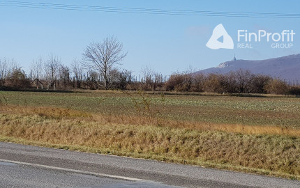 Predám pozemok na Zlatomoraveckej ceste pri Nitre, 6492m2.