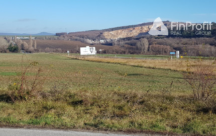 Predám pozemok na Zlatomoraveckej ceste pri Nitre, 6492m2.