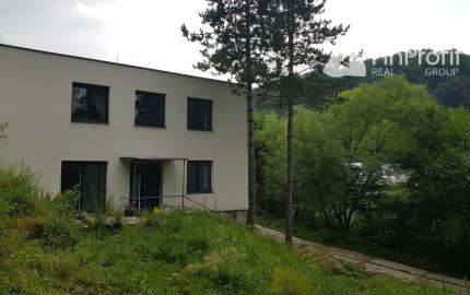 Predám budovu so 7 apartmánmi vo výstavbe vo Vyhniach.