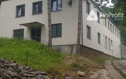 Predám budovu so 7 apartmánmi vo výstavbe vo Vyhniach.