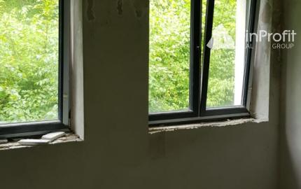 Predám budovu so 7 apartmánmi vo výstavbe vo Vyhniach.