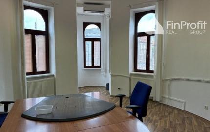 Kancelársky priestor o výmere 107 m2 s vlastným zázemím v centre mesta na Šafárikovom námestí.