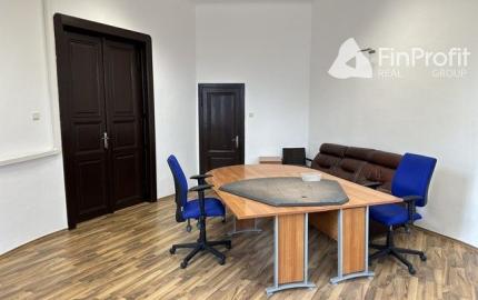 Kancelársky priestor o výmere 107 m2 s vlastným zázemím v centre mesta na Šafárikovom námestí.