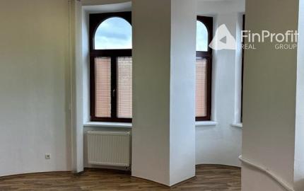 Kancelársky priestor o výmere 107 m2 s vlastným zázemím v centre mesta na Šafárikovom námestí.