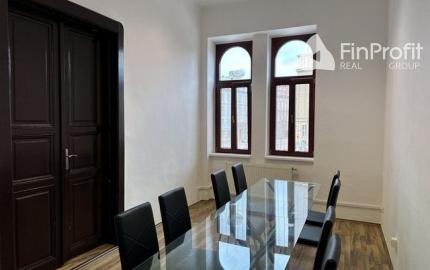 Kancelársky priestor o výmere 107 m2 s vlastným zázemím v centre mesta na Šafárikovom námestí.