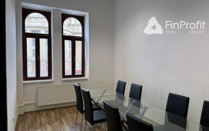 Kancelársky priestor o výmere 107 m2 s vlastným zázemím v centre mesta na Šafárikovom námestí.