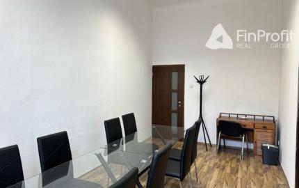 Kancelársky priestor o výmere 107 m2 s vlastným zázemím v centre mesta na Šafárikovom námestí.