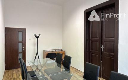 Kancelársky priestor o výmere 107 m2 s vlastným zázemím v centre mesta na Šafárikovom námestí.