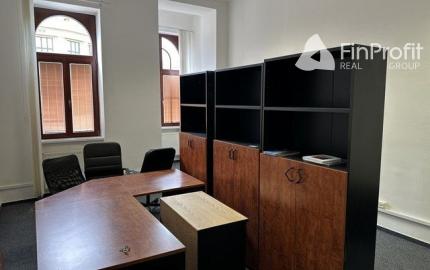 Kancelársky priestor o výmere 107 m2 s vlastným zázemím v centre mesta na Šafárikovom námestí.