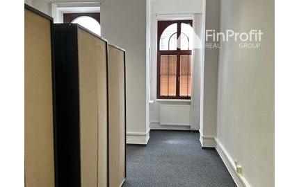 Kancelársky priestor o výmere 107 m2 s vlastným zázemím v centre mesta na Šafárikovom námestí.