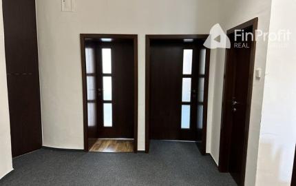 Kancelársky priestor o výmere 107 m2 s vlastným zázemím v centre mesta na Šafárikovom námestí.