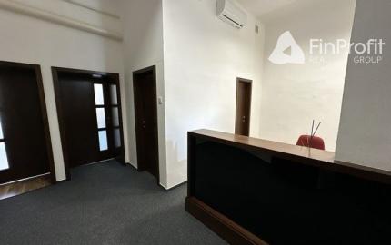 Kancelársky priestor o výmere 107 m2 s vlastným zázemím v centre mesta na Šafárikovom námestí.