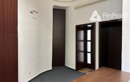 Kancelársky priestor o výmere 107 m2 s vlastným zázemím v centre mesta na Šafárikovom námestí.