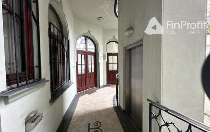 Kancelársky priestor o výmere 107 m2 s vlastným zázemím v centre mesta na Šafárikovom námestí.