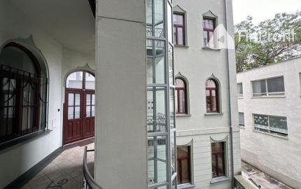 Kancelársky priestor o výmere 107 m2 s vlastným zázemím v centre mesta na Šafárikovom námestí.