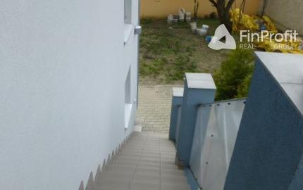 Na prenájom zrekonštruovaný kancelársky priestor o výmere 85 m2 s vlastným vstupom.